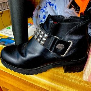Size 9 Harley boots wore a couple time but has a few scuffed places